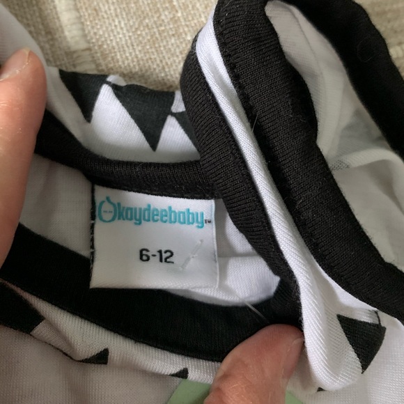 Okaydeebaby one piece triangle print romper - Picture 2 of 2